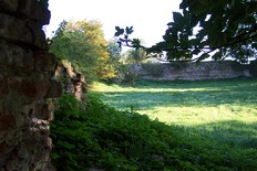 Der Burgwall am Rosengarten