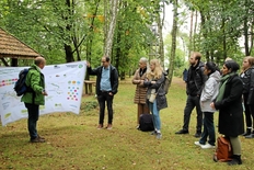 Dr. Franz Höchtl informiert die Teilnehmenden über die geografische Lage des Biosphärenreservats, seine Aufgaben und Ziele