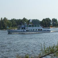 Ausflugsschiff auf der Elbe