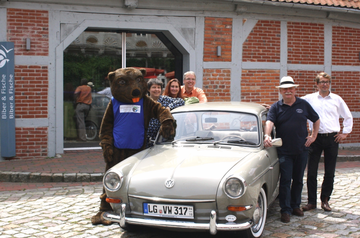 Die Veranstalter freuen sich auf ein buntes Historisches Wochenende im August (von rechts: Thomas Weiseth, Bernd Wöhlke, Jens Böther, Britta Kolb, Andrea Schmidt und der Biber "Elbi" )