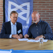 Sylvo Thijsen (l.), Direktor von Staatsbosbeheer, und Dirk Janzen, Leiter der Biosphärenreservatsverwaltung bei der Unterzeichnung der Kooperationsvereinbarung